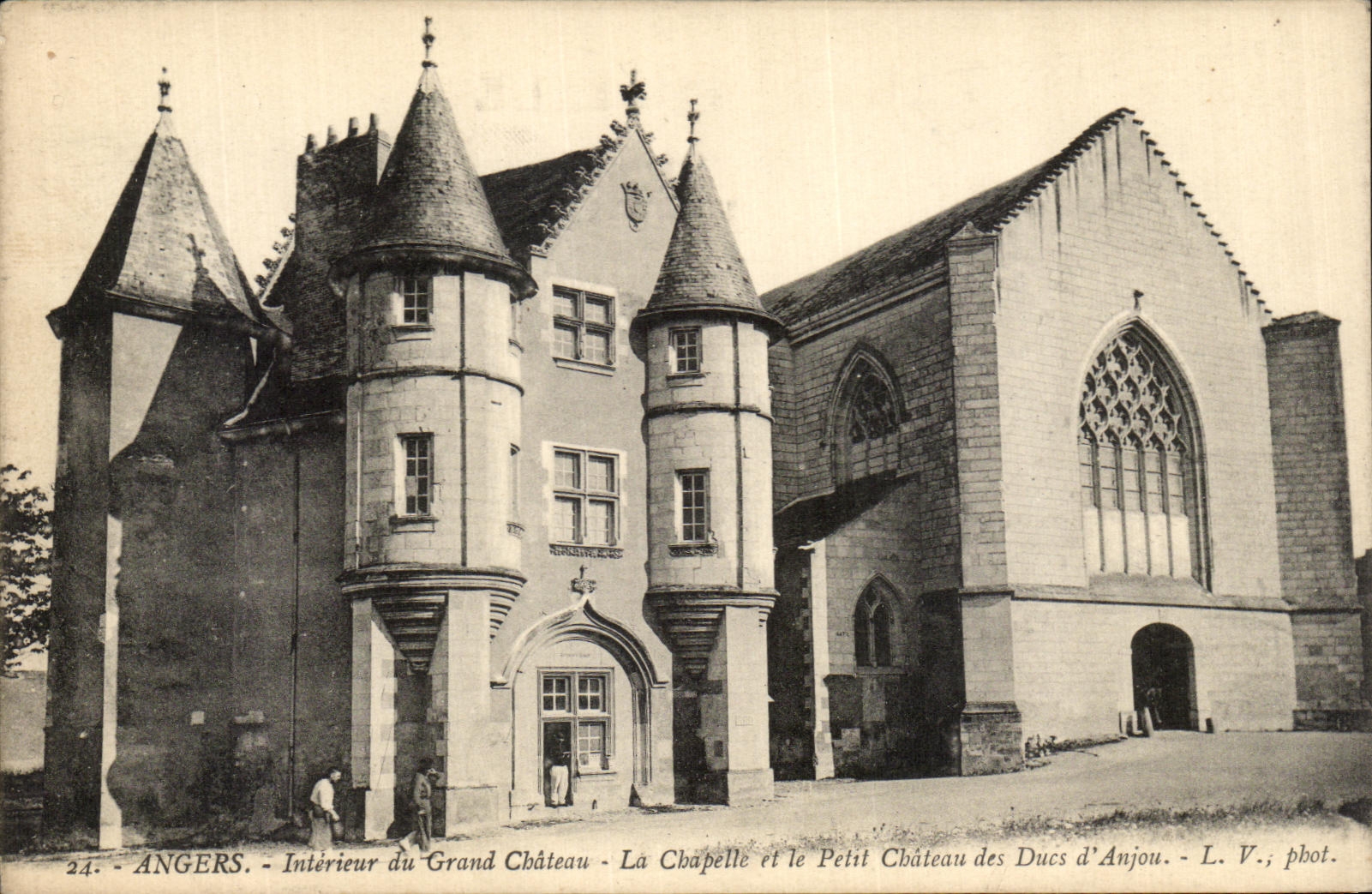 CPA Angers Interieur du Grand Chateau La Chapelle et le Petit chateau des ducs d Anjou