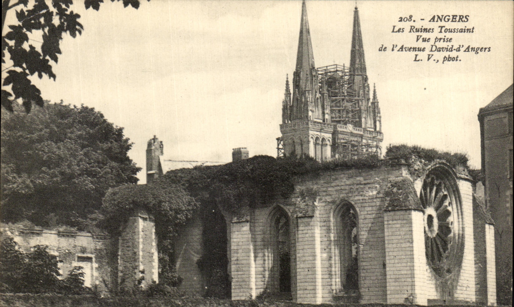 CPA Angers Les Ruines Toussaint Vue Prise de l avenue David d Angers