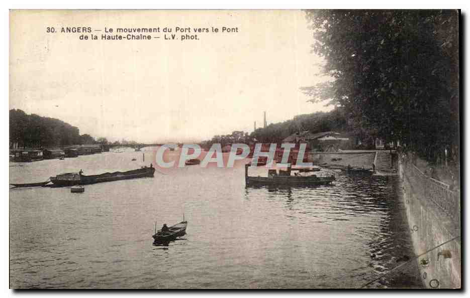 CPA Angers Le Mouvement du Port Vers Le pont de la Haute Chaine Bateau 