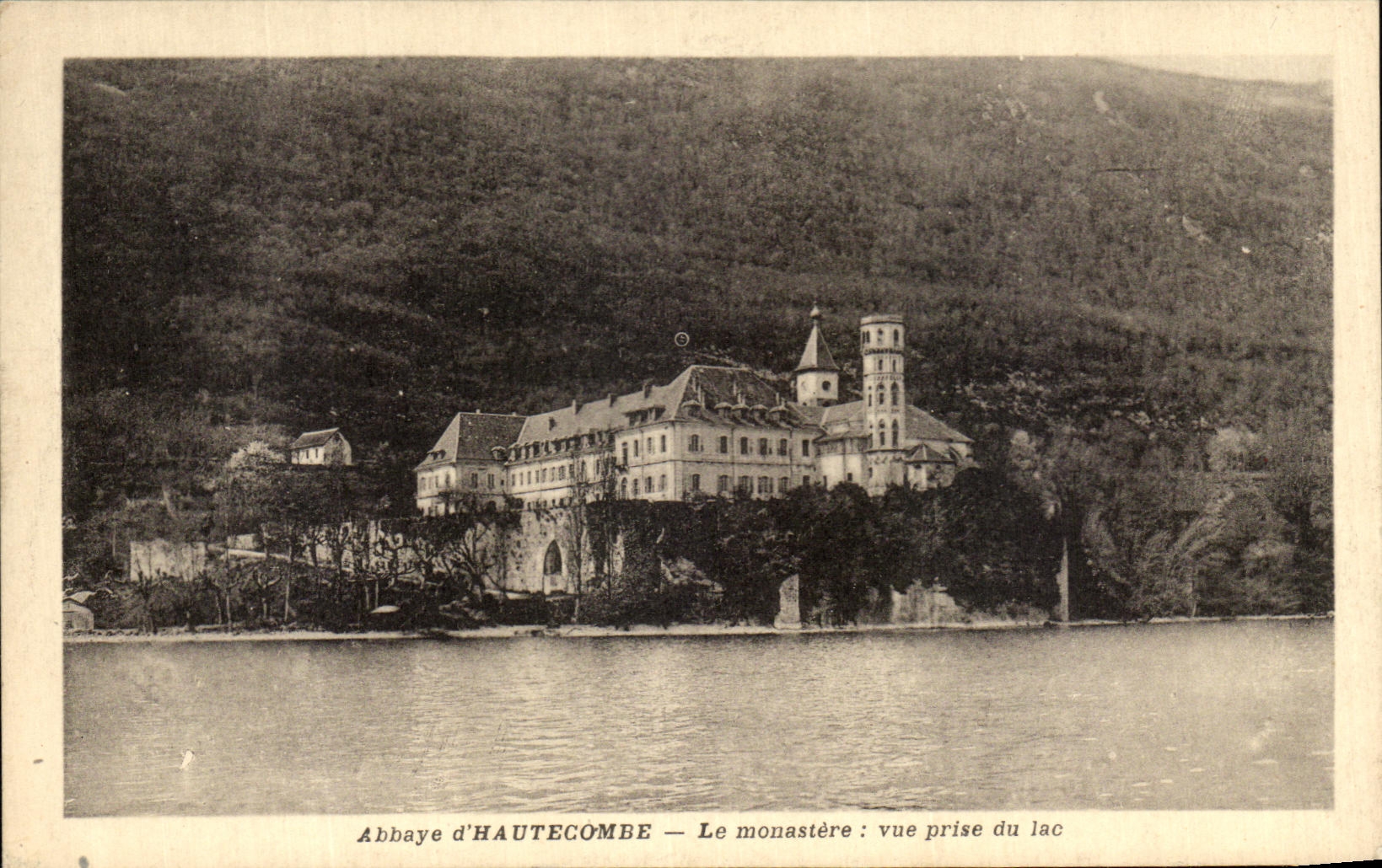 CPA Abbaye d Hautecombe Le monastere Vue prise du lac