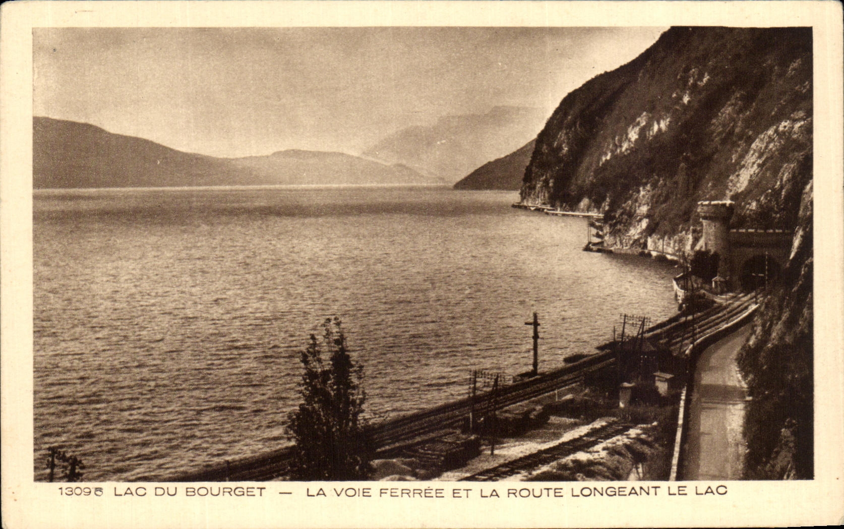 CPA Lac Du Bourget La Voie Ferree Et La Route Longeant le lac