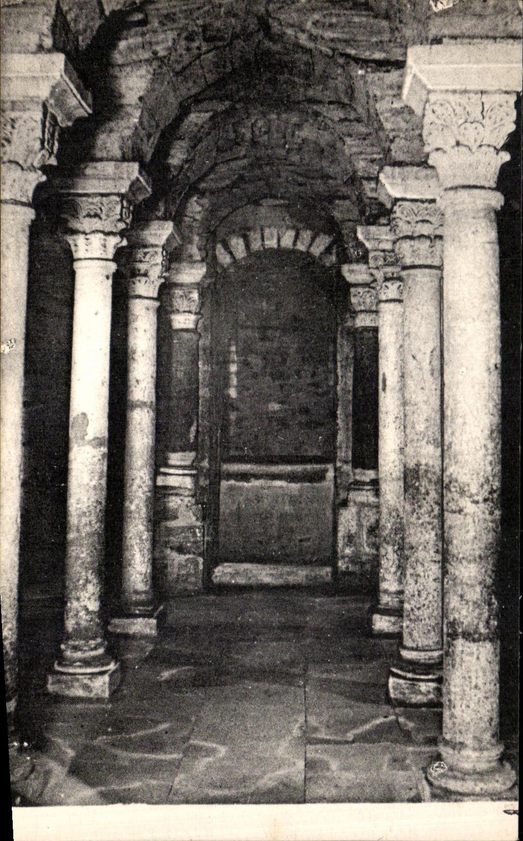 Tournus - Saint-Philibert - Colonnettes et Puits de la Crypte — Collection de l'Abbaye de Tournus n° 130
