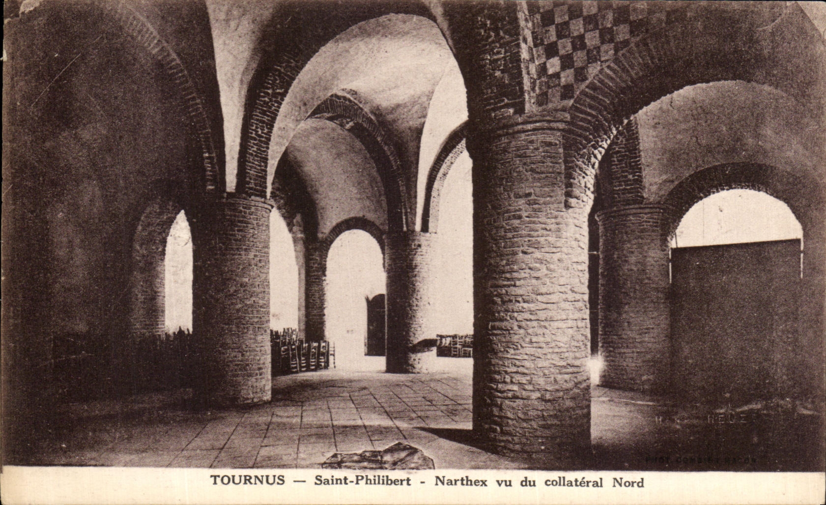 Tournus — Saint-Philibert — Narthex vu du collatéral Nord — H. C. Nède