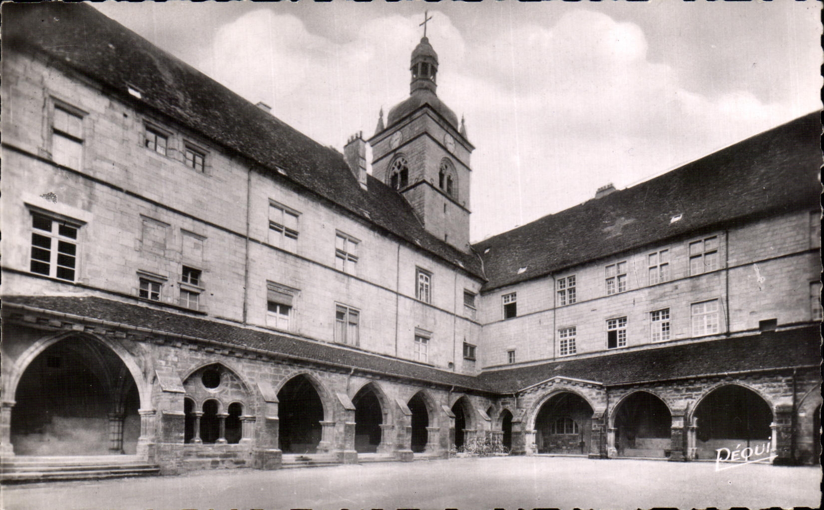 CPSM Luxeuil Les Bains La Cour du Cloitre 