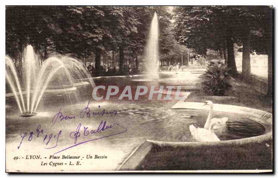 CPA Lyon Place Bellecour Un Bassin Les Cygnes