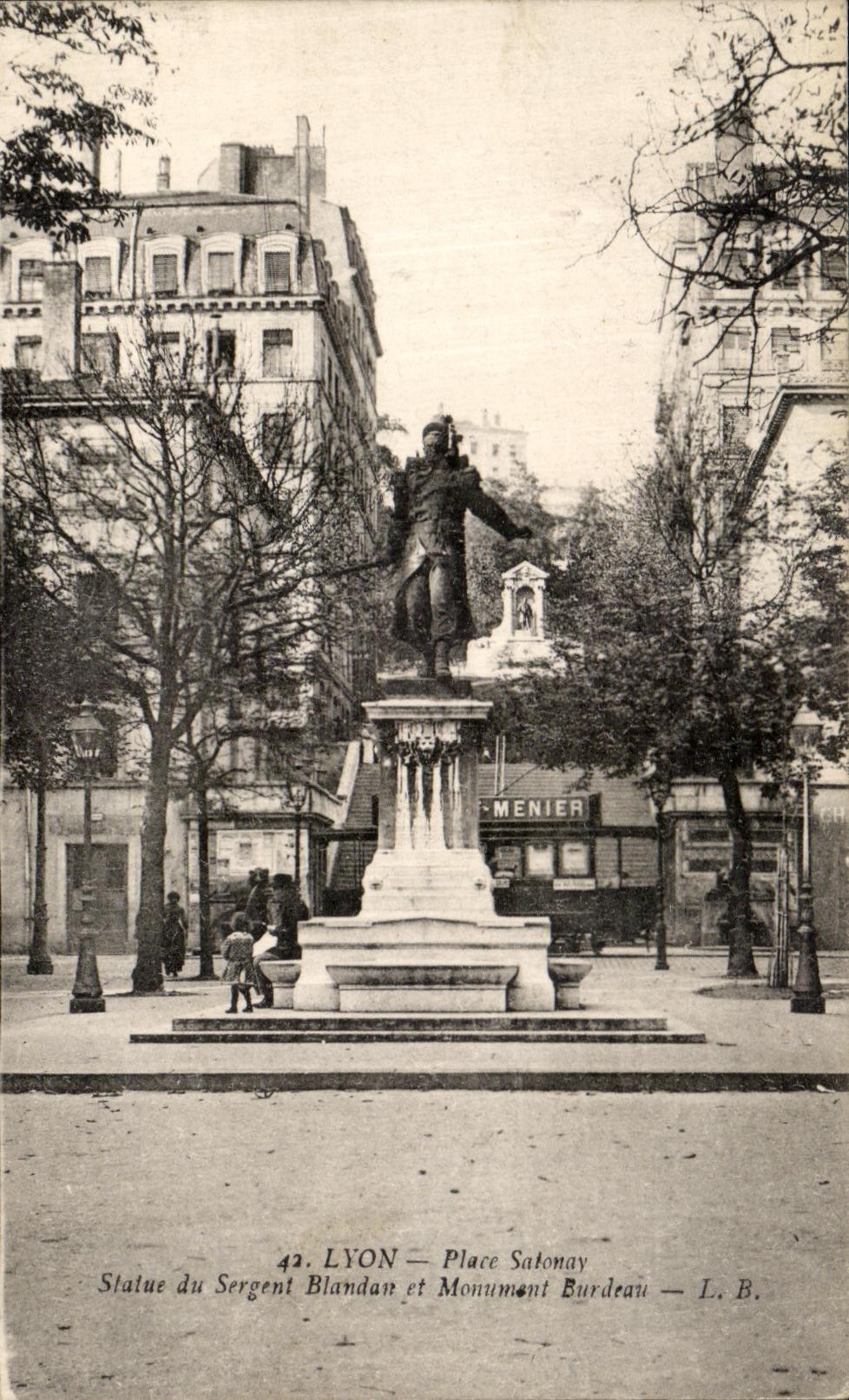 CPA Lyon Place Satonay Statue du sergent Blandan et monument Burdeau 