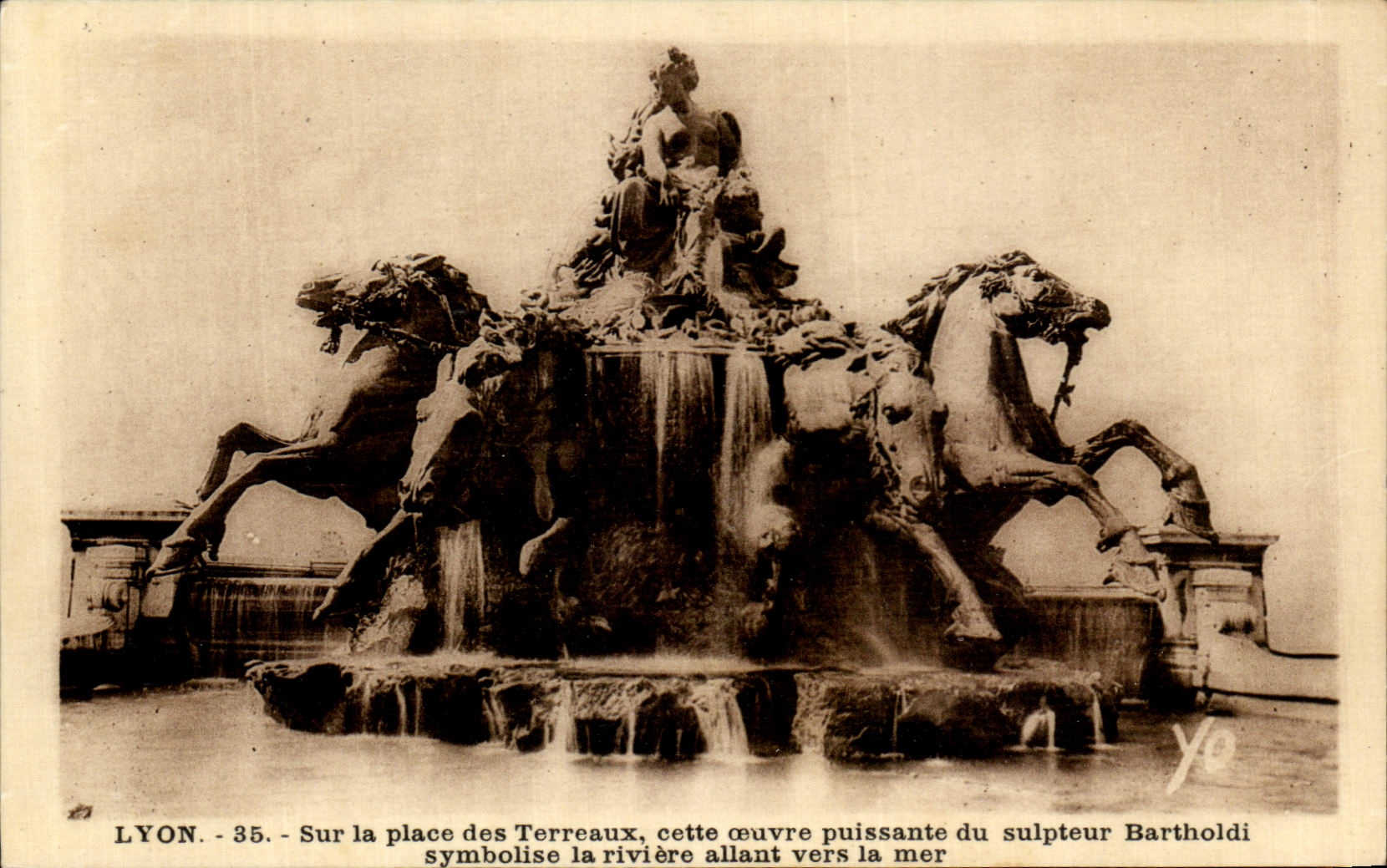 LYON - Sur la place des Terreaux, cette œuvre puissante du sculpteur Bartholdi symbolise la rivière allant vers la mer