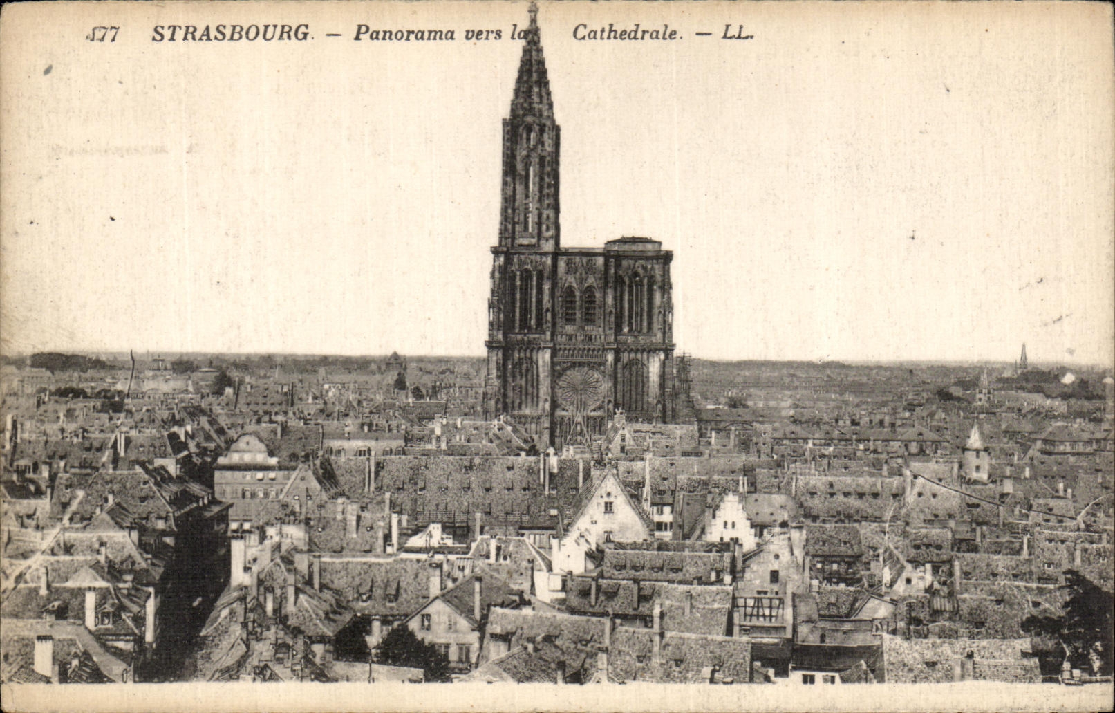 Strasbourg — Panorama vers la Cathédrale — LL — n° 477