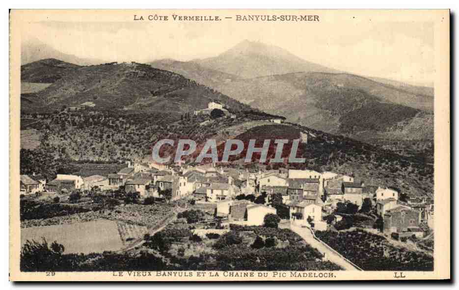 CPA Banyuls Sur Mer Le Vieux Banyuls Et La Chaine Du Pic Madeloch 