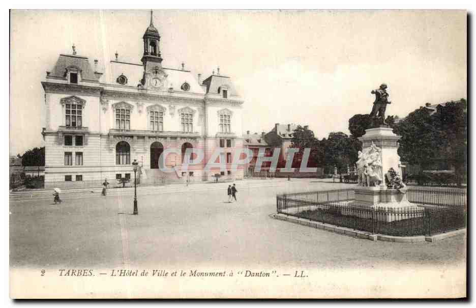 Tarbes — L'Hôtel de Ville et le Monument à « Danton » — LL.