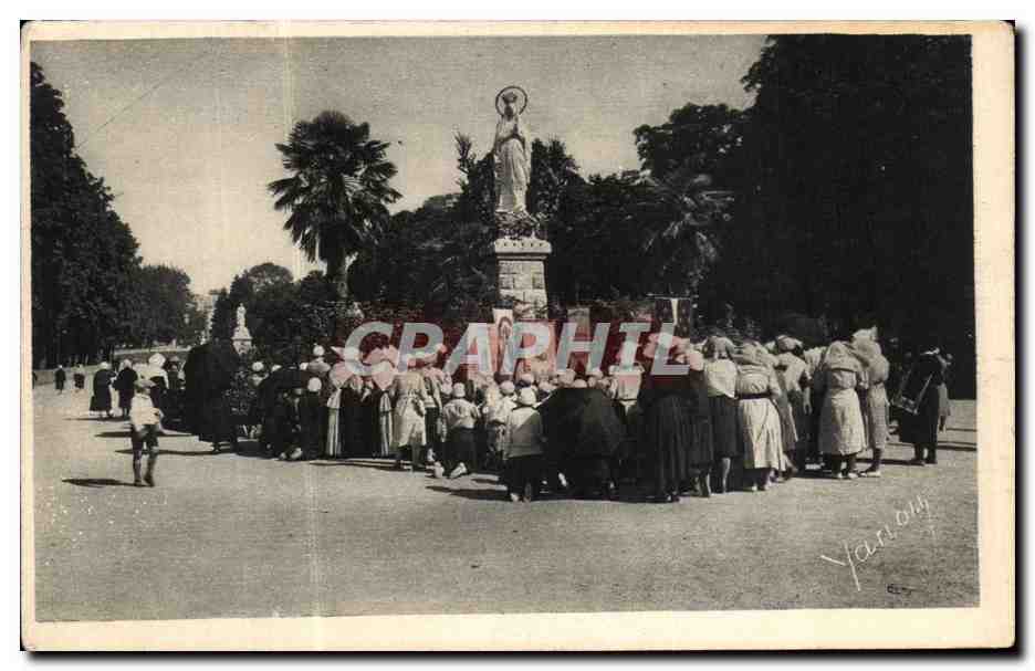 CPA Lourdes Pelerins La Vierge Couronnee