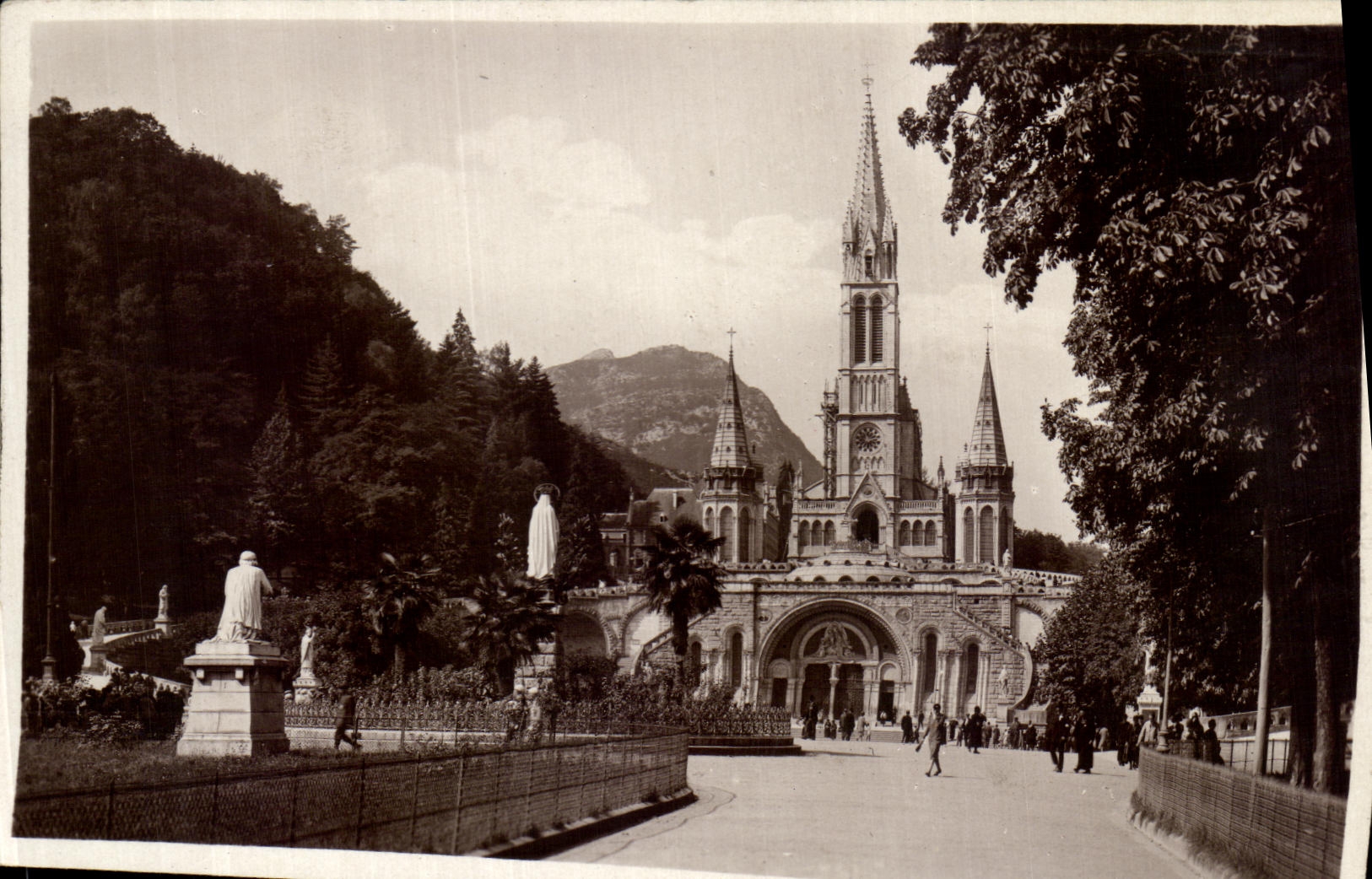 CPA Lourdes La Basilique et la Vierge