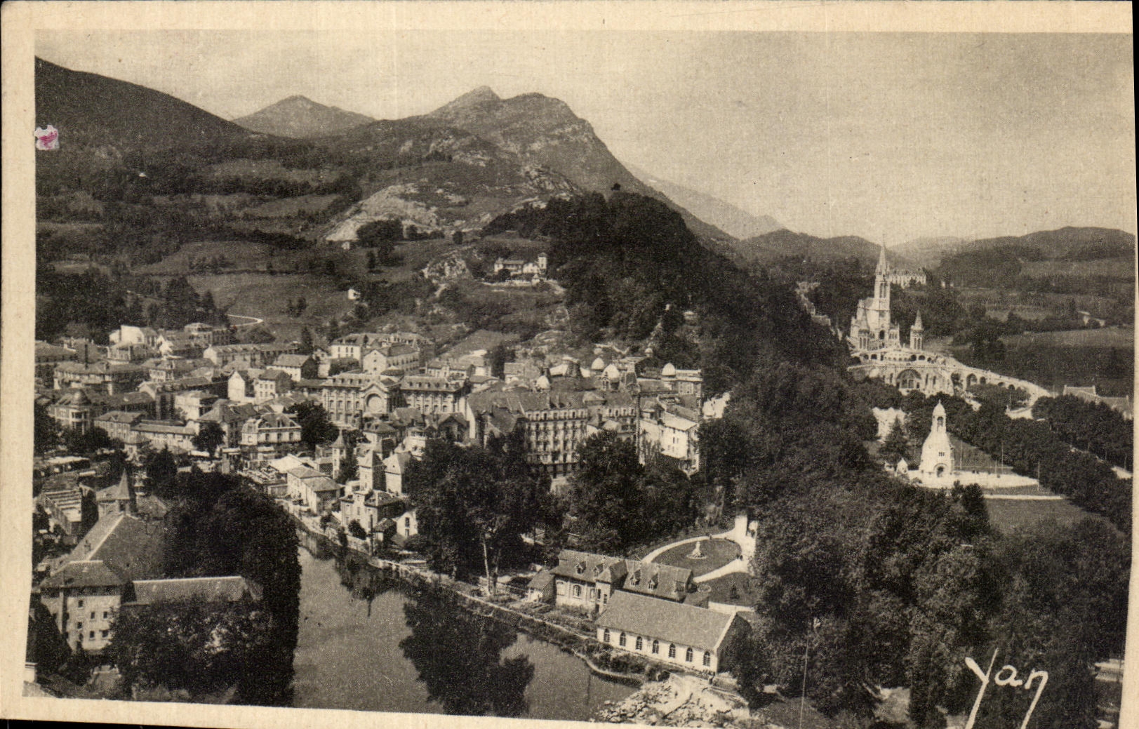 CPA Lourdes Vue generale prise du chateau