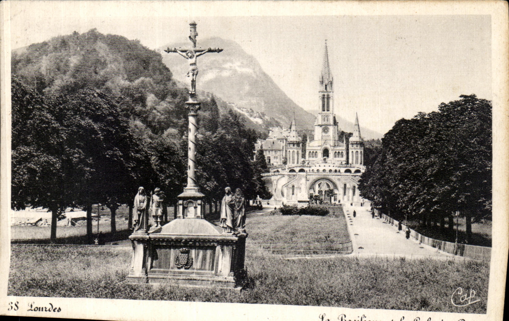 CPA Lourdes La basilique et le calvaire breton