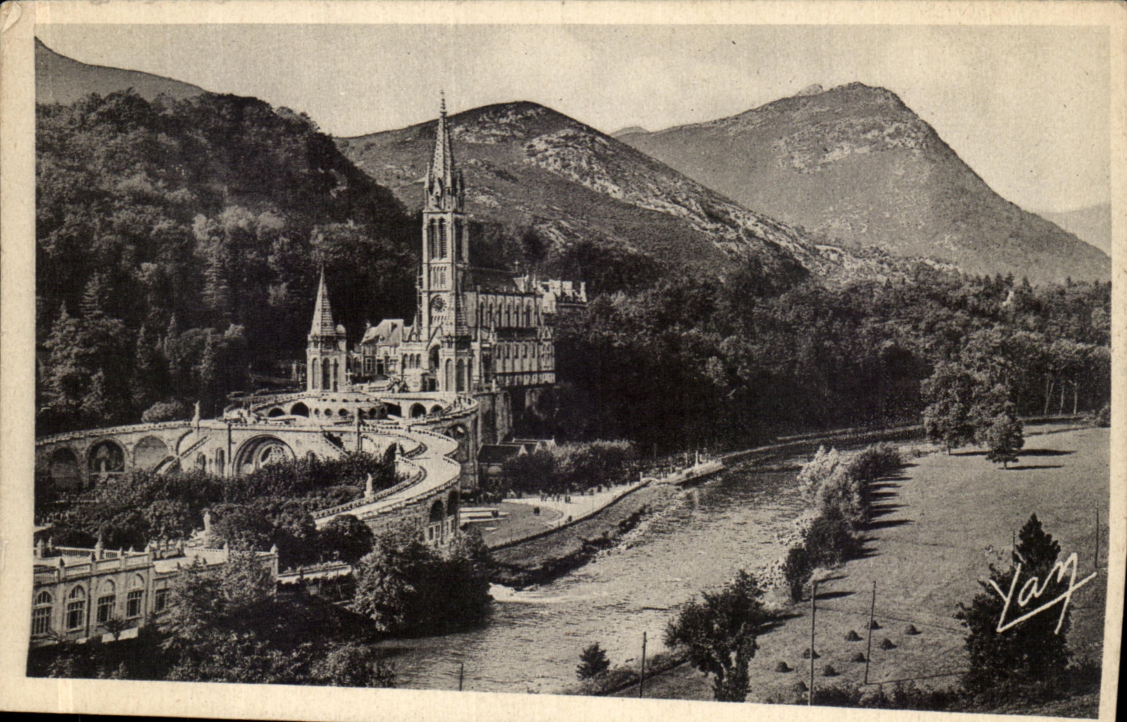 CPA Lourdes La Basilique et le Gave