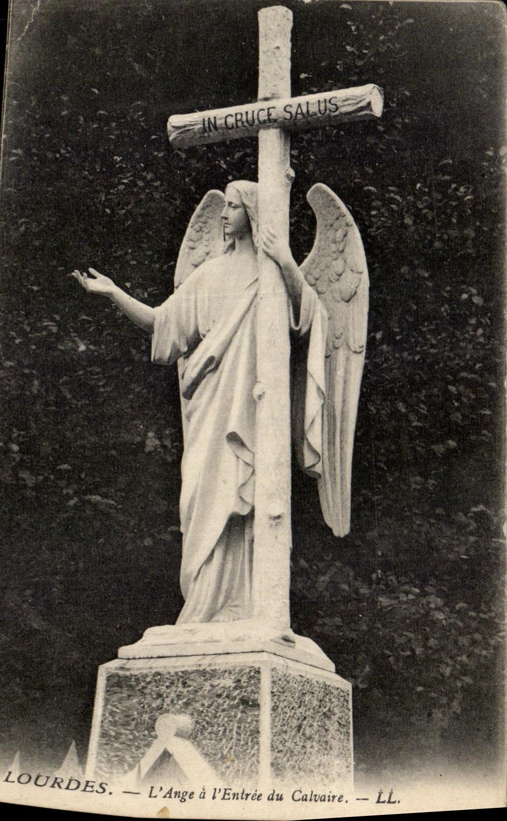 CPA Lourdes L Ange a l Entree du Calvaire