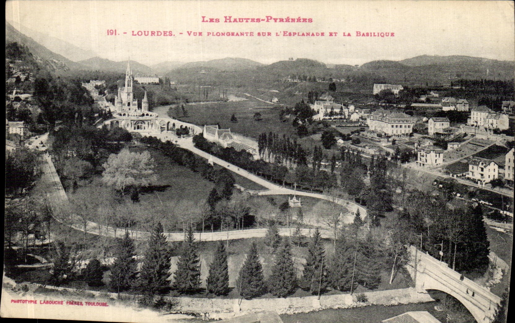 CPA Lourdes vue Plongeante sur l esplanade et la basilique