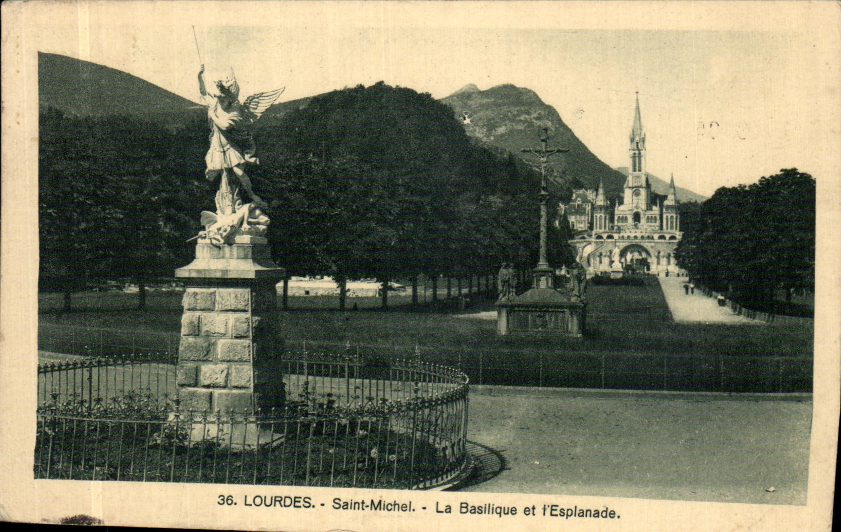CPA Lourdes Saint Michel La Basilique et L Esplanade