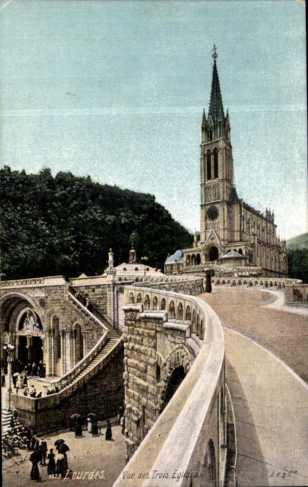CPA Lourdes Vue des trois eglises