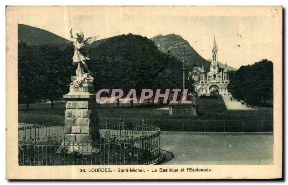 CPA Lourdes La Basilique et l esplanade Saint Michel 