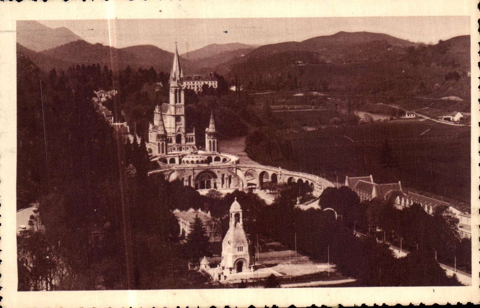 CPA Lourdes La Basilique et Le Monument Vue Du Chateau Fort 