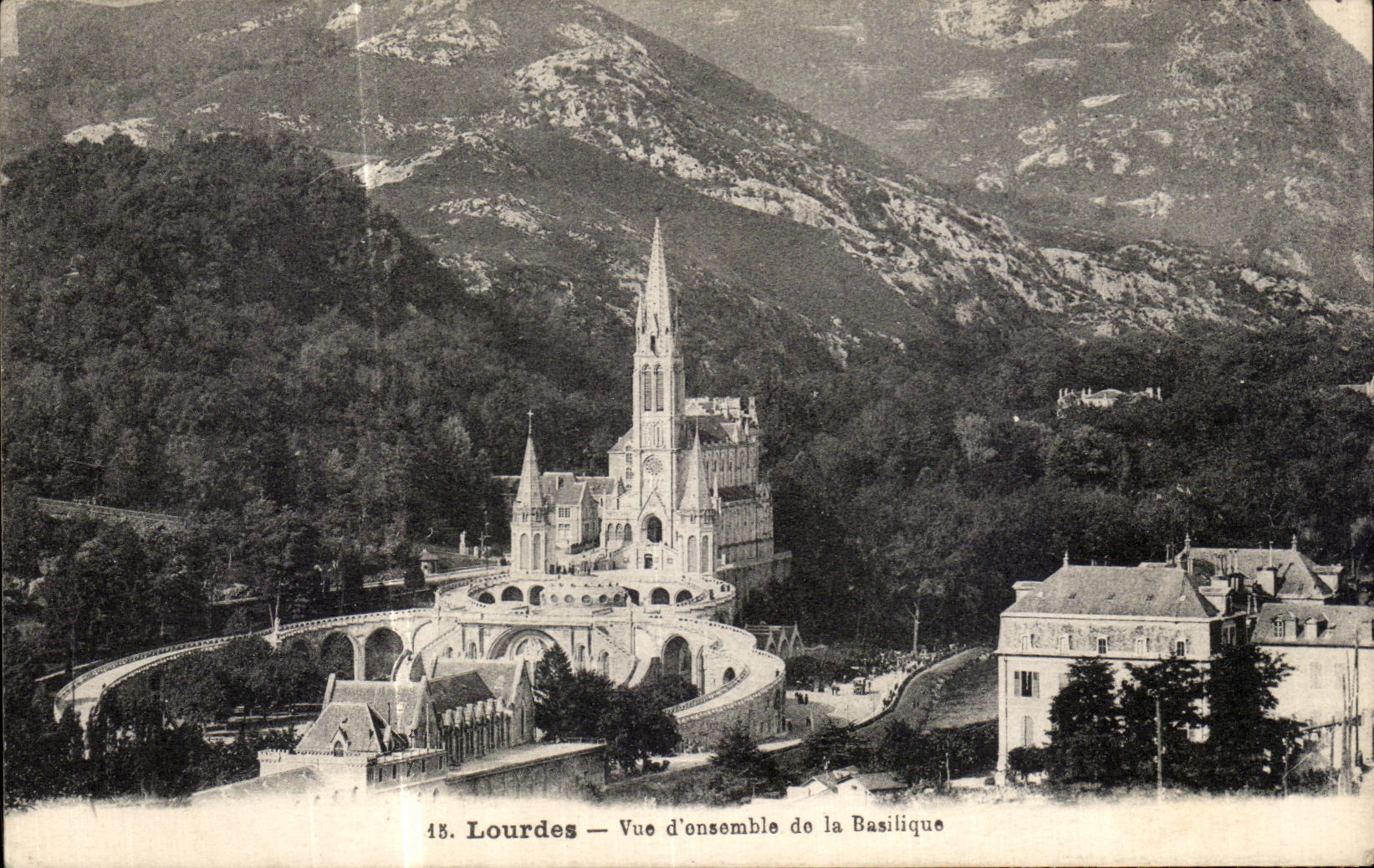 CPA Lourdes Vue d ensemble de La Basilique 