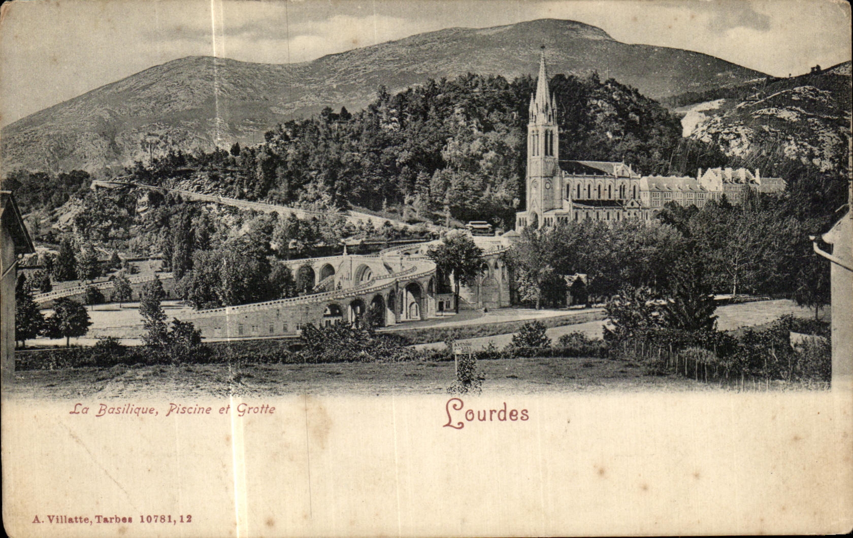 CPA Lourdes La basilique Piscine et grotte