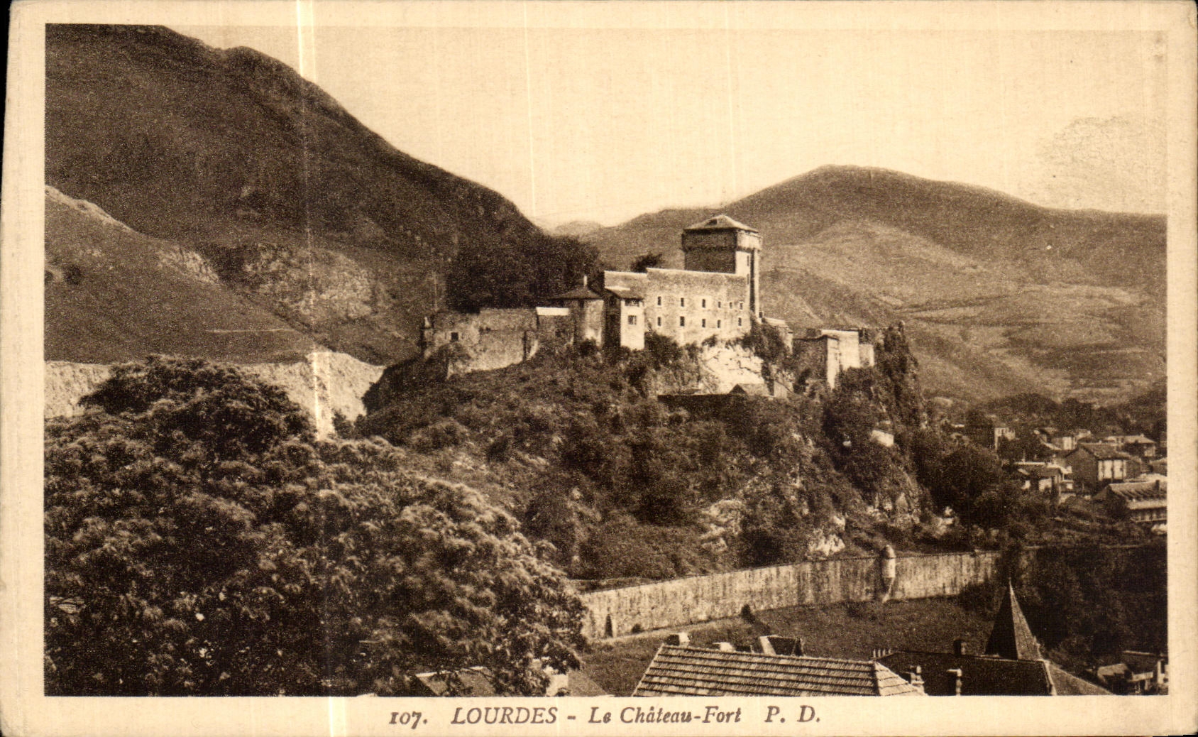 CPA Lourdes Le Chateau Fort 