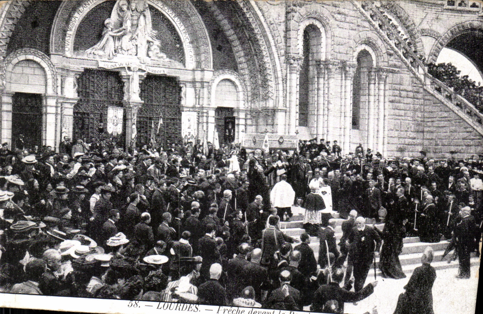 CPA Lourdes Preche devant le rosaire