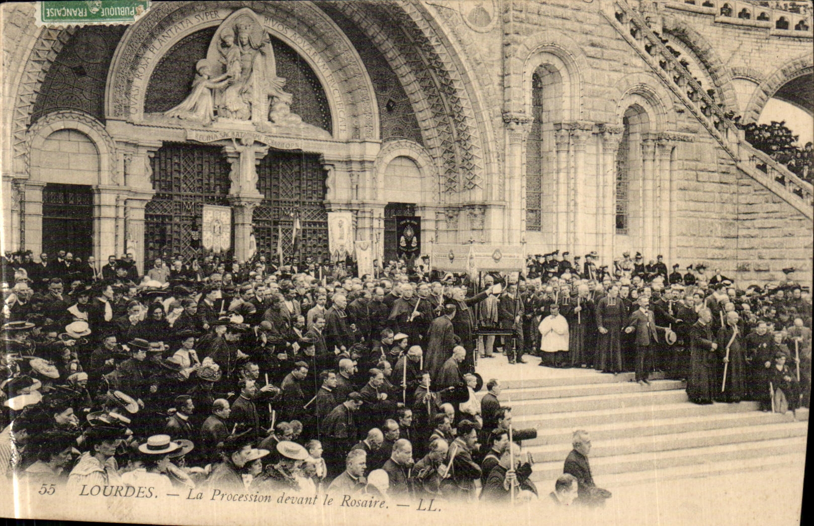 CPA Lourdes La Procession Devant le Rosaire 