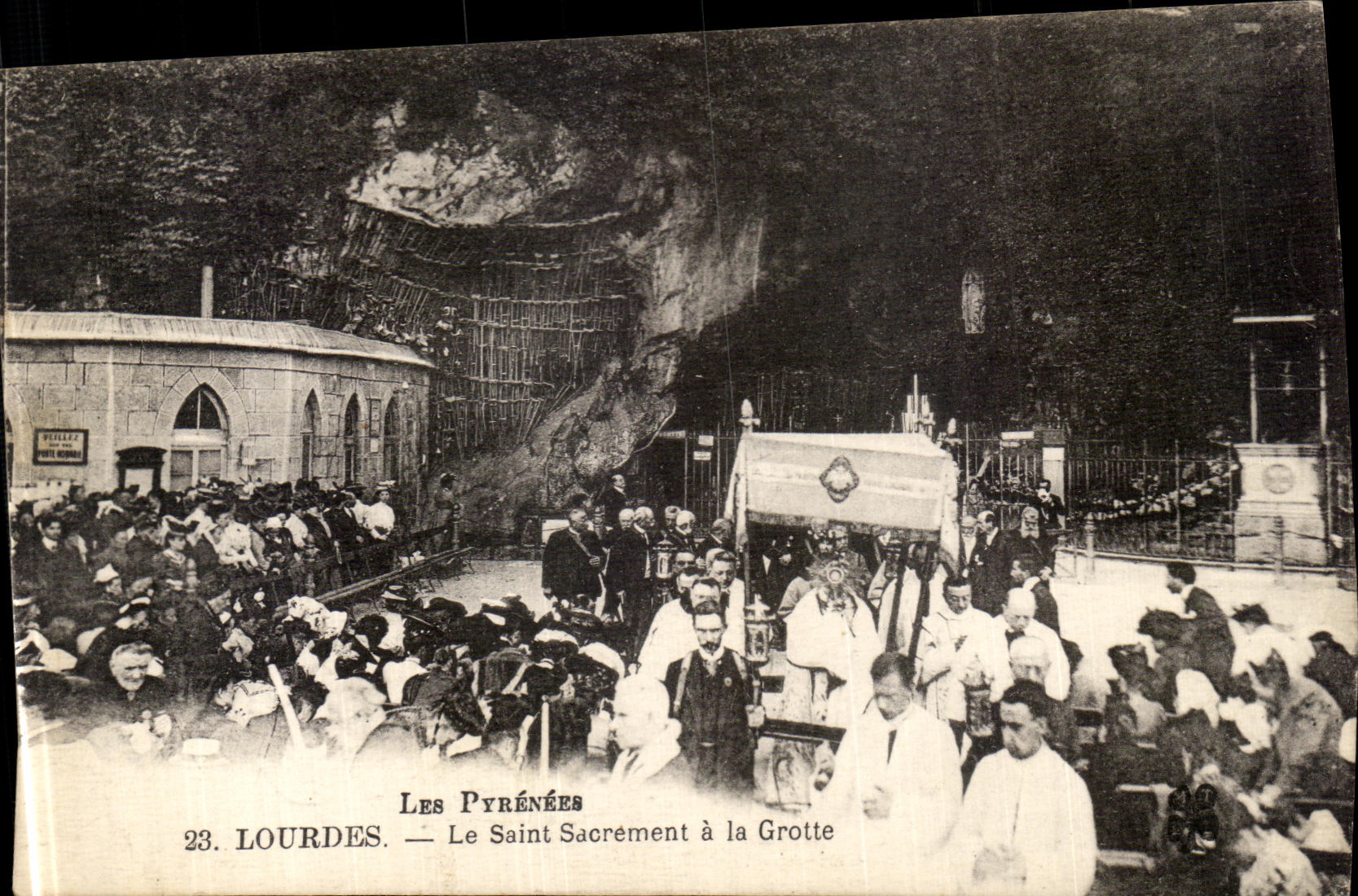 CPA Lourdes Le Saint Sacrement a La Grotte 