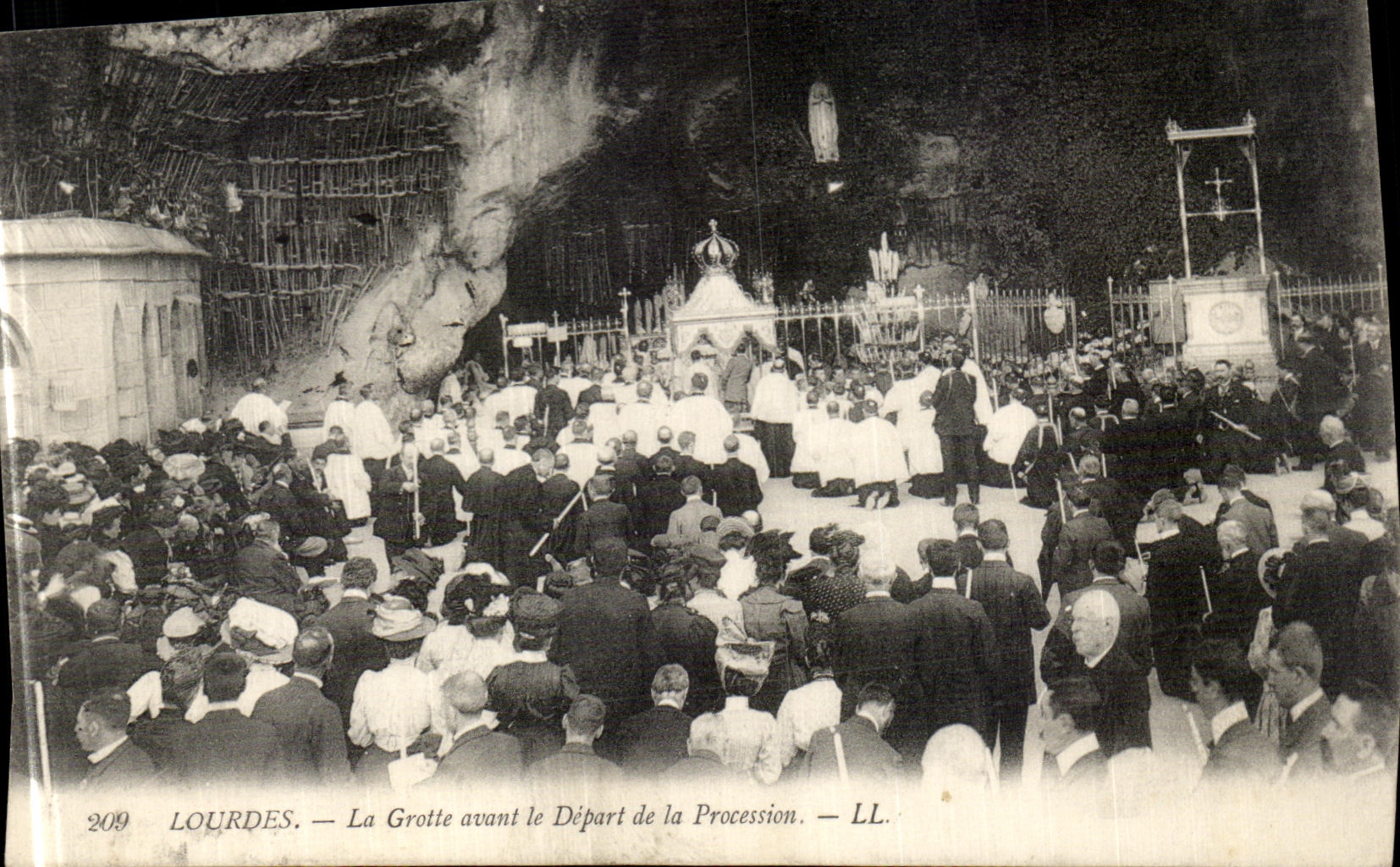 CPA Lourdes La Grotte avant Le Depart De La Procession 