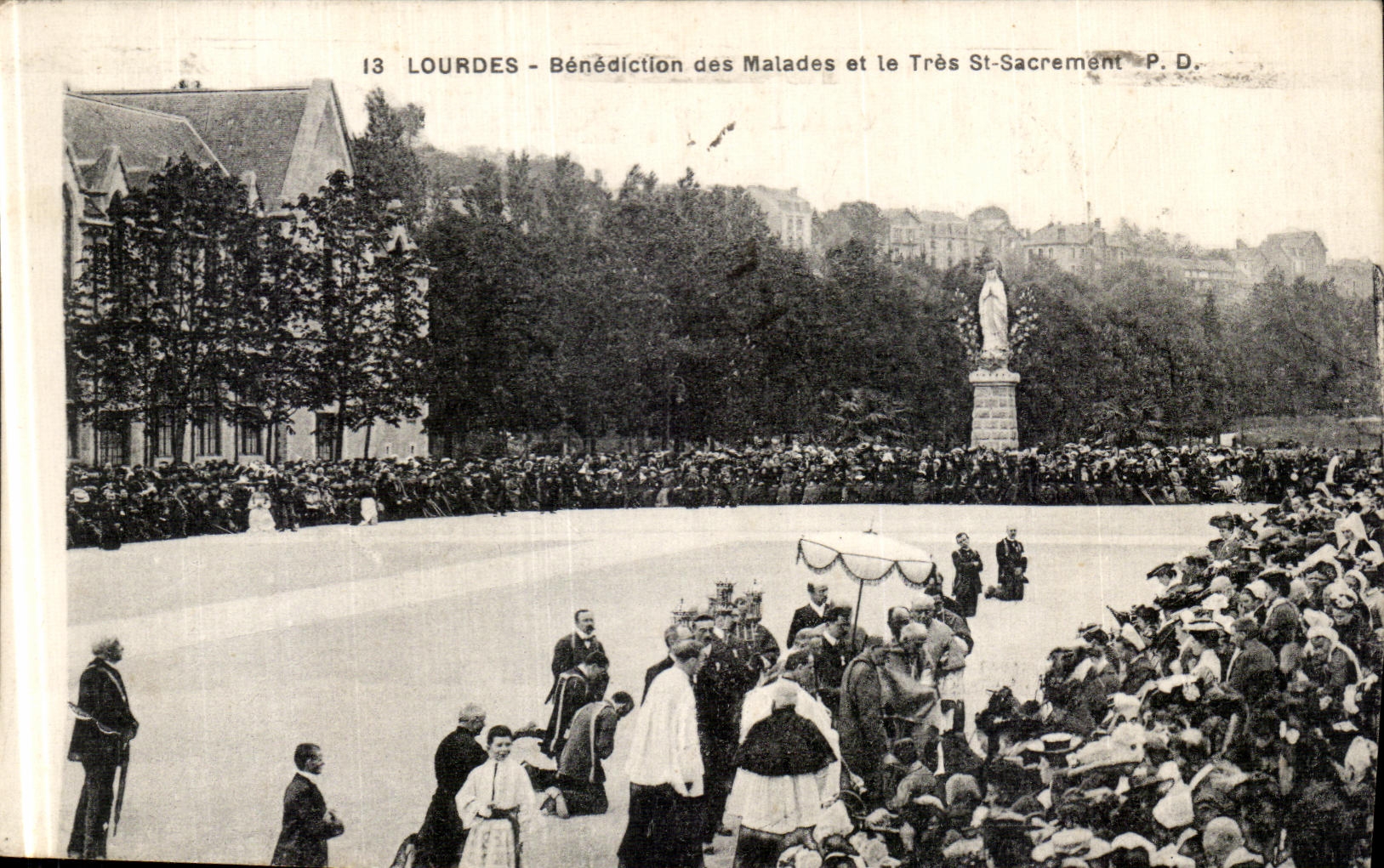 CPA Lourdes Benediction des malades et le Tres St Sacrement 