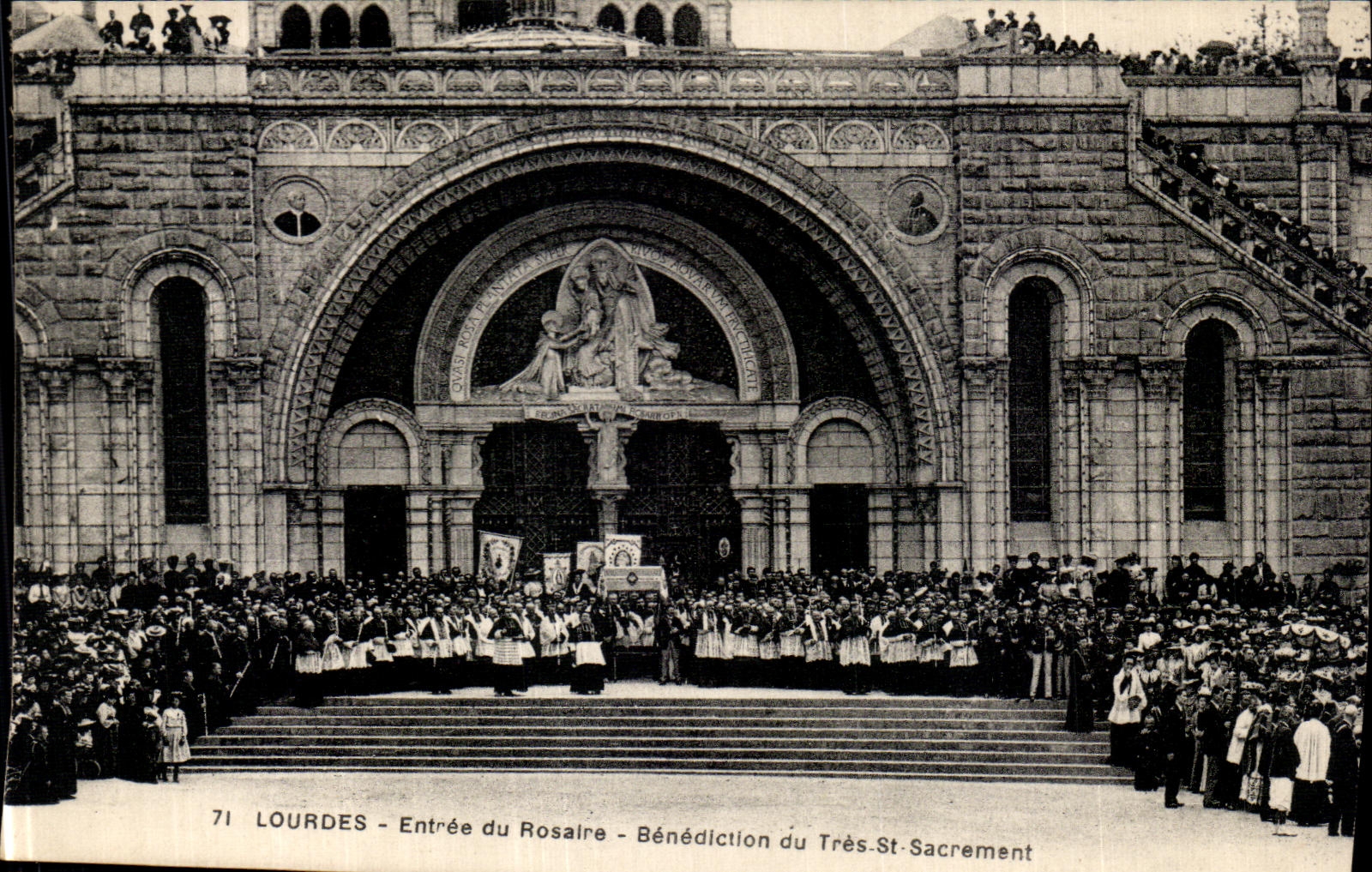 CPA Lourdes Entree Du Rosaire Benediction du Tres St Sacrement 