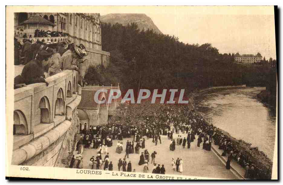 CPA Lourdes La Place De La Grotte et le Gave