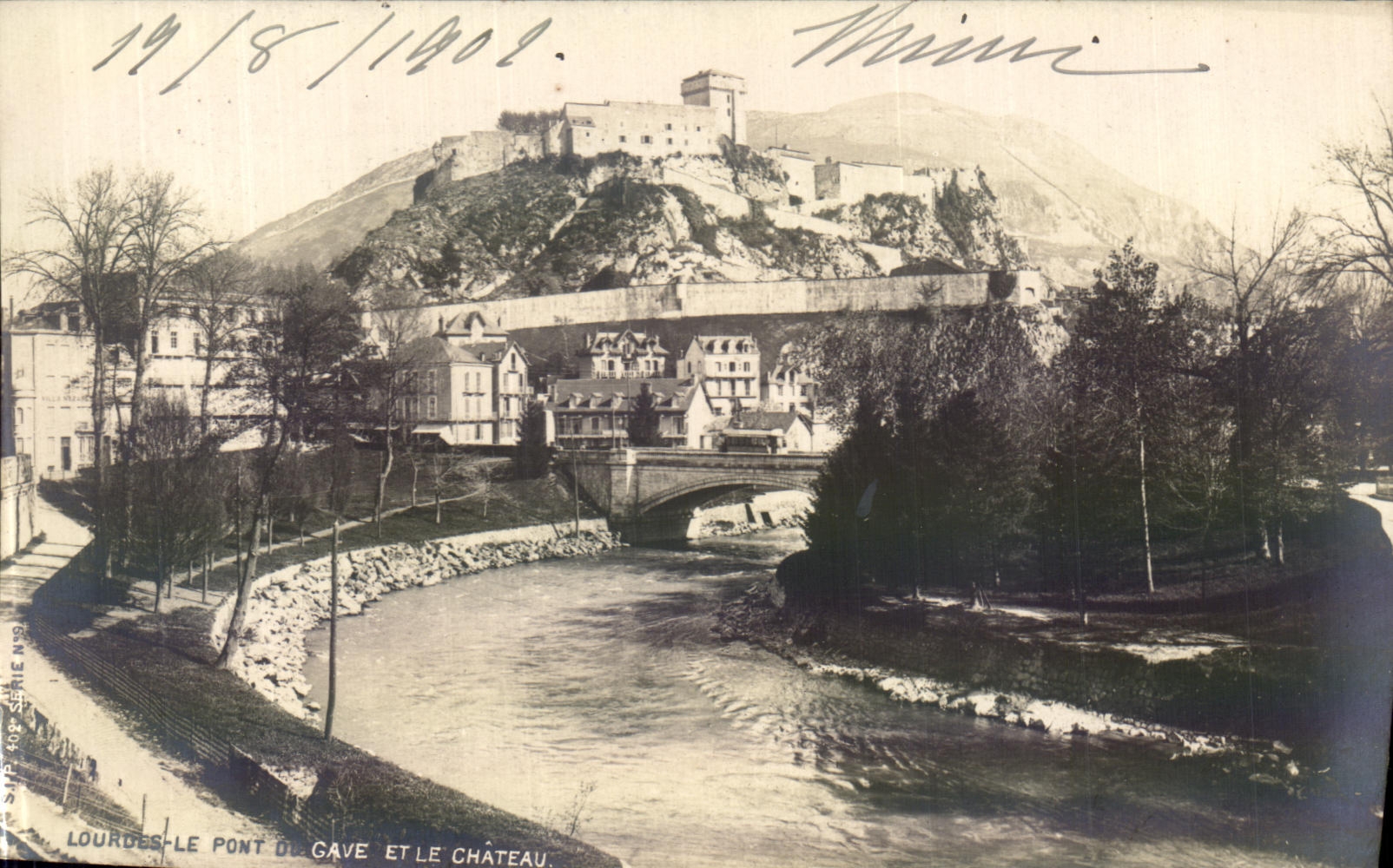 CPA Lourdes Le pont du Gave et le Chateau