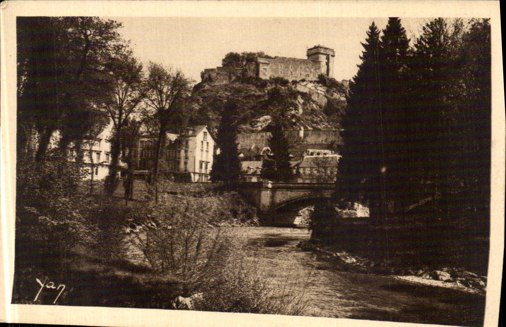 CPA Lourdes La Chateau Fort Et Le Gave