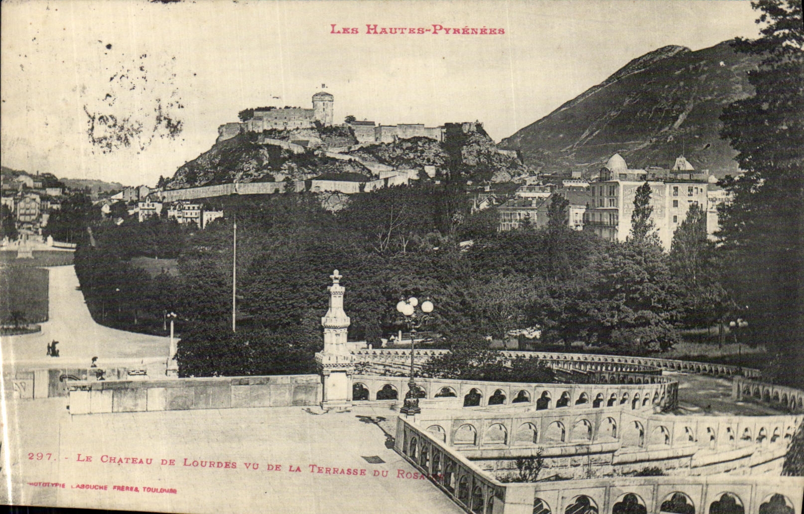 CPA Lourdes Le Chateau de Lourdes vu de la terrasse du rosaire