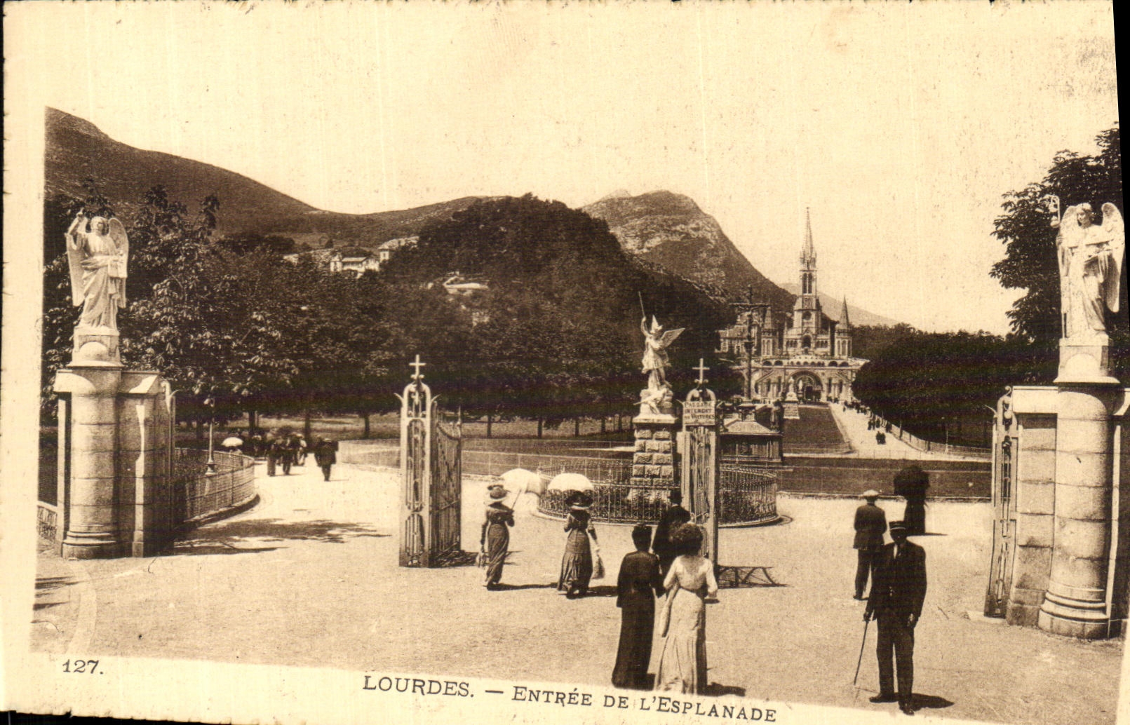 Lourdes — Entrée de l'Esplanade — Éditeur : Lourdes, n° 127