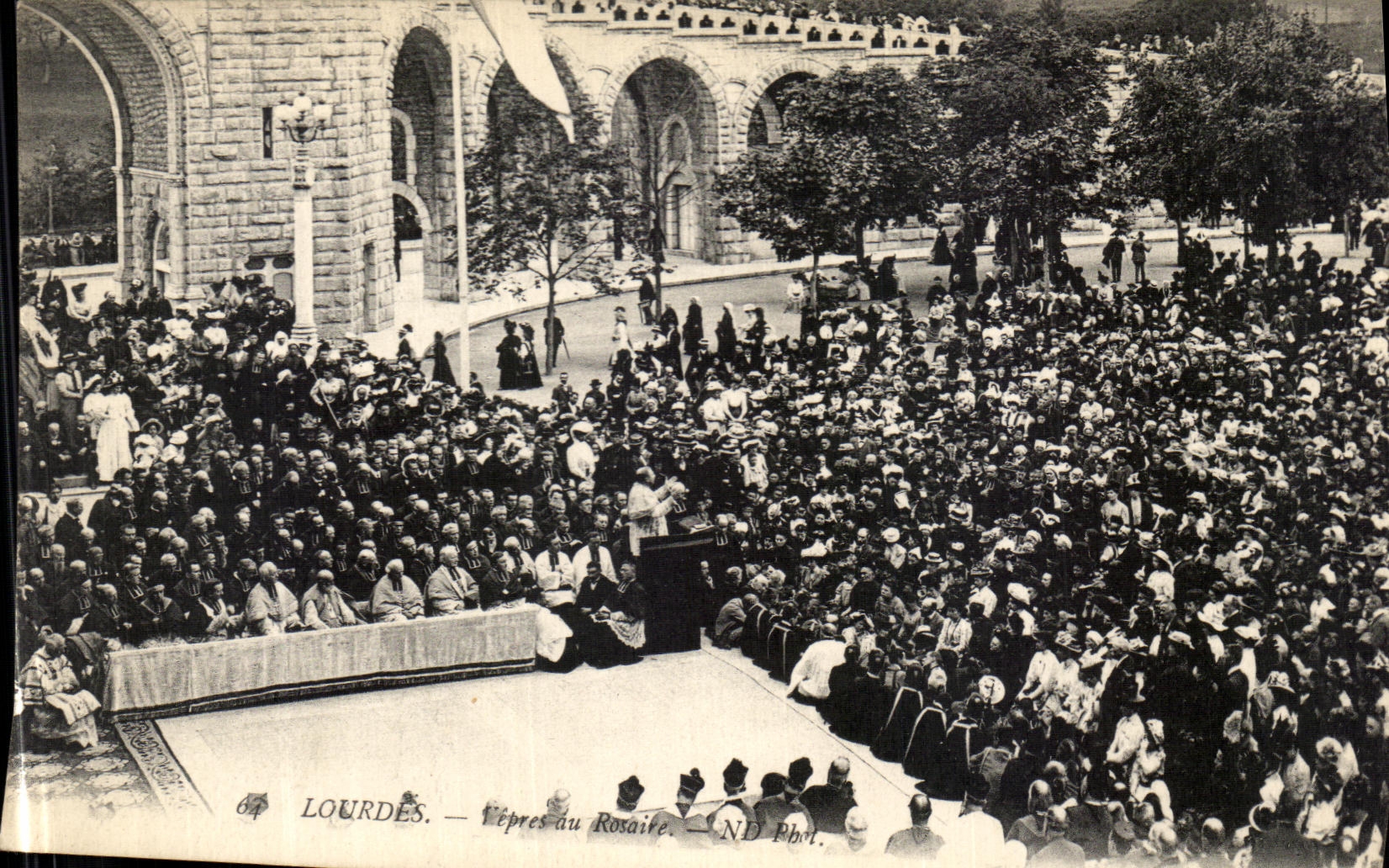Lourdes — Vêpres du Rosaire — ND Phôt.