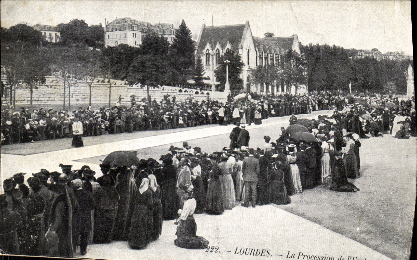 CPA Lourdes La Procession de l esplanade