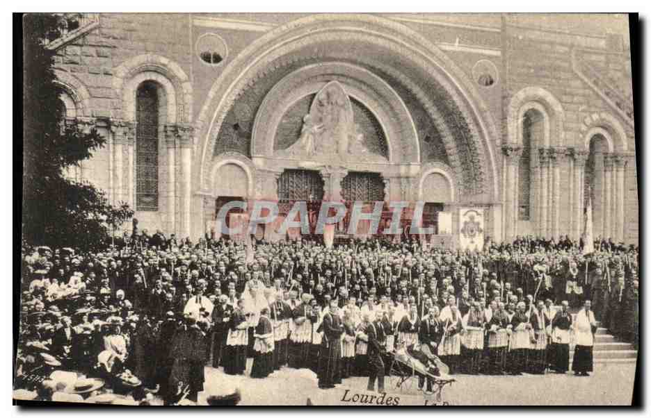 CPA Lourdes La procession devant le rosaire