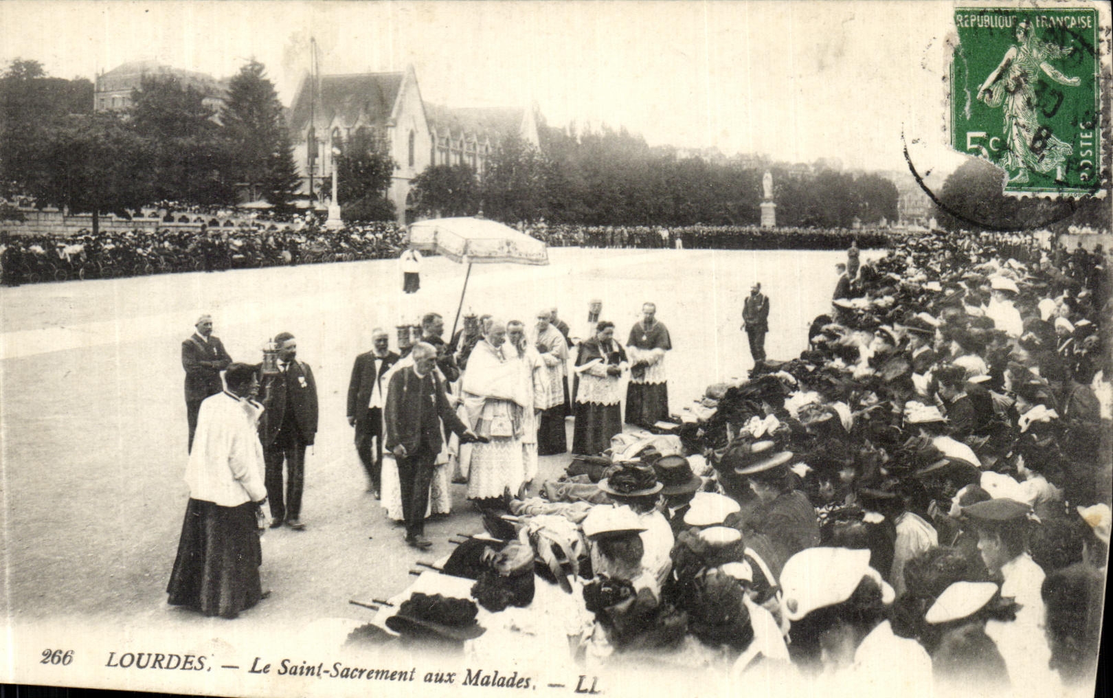 CPA Lourdes Le Saint Sacrement Aux Malades