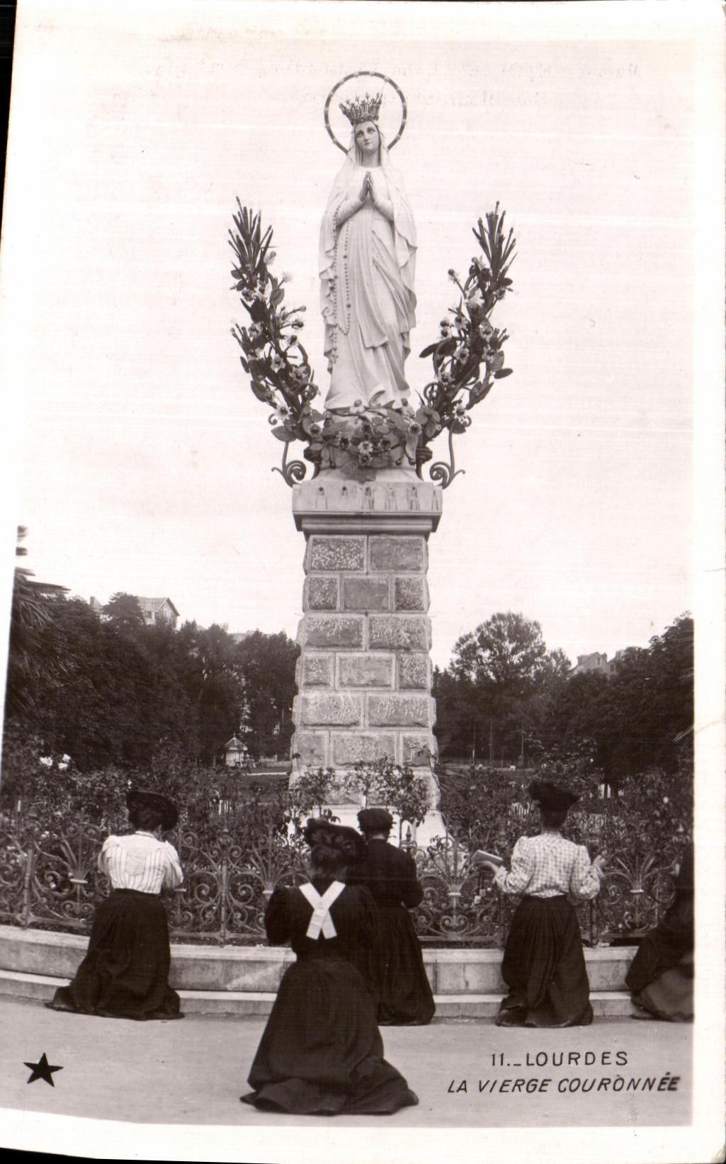 CPA Lourdes La Vierge Couronnee