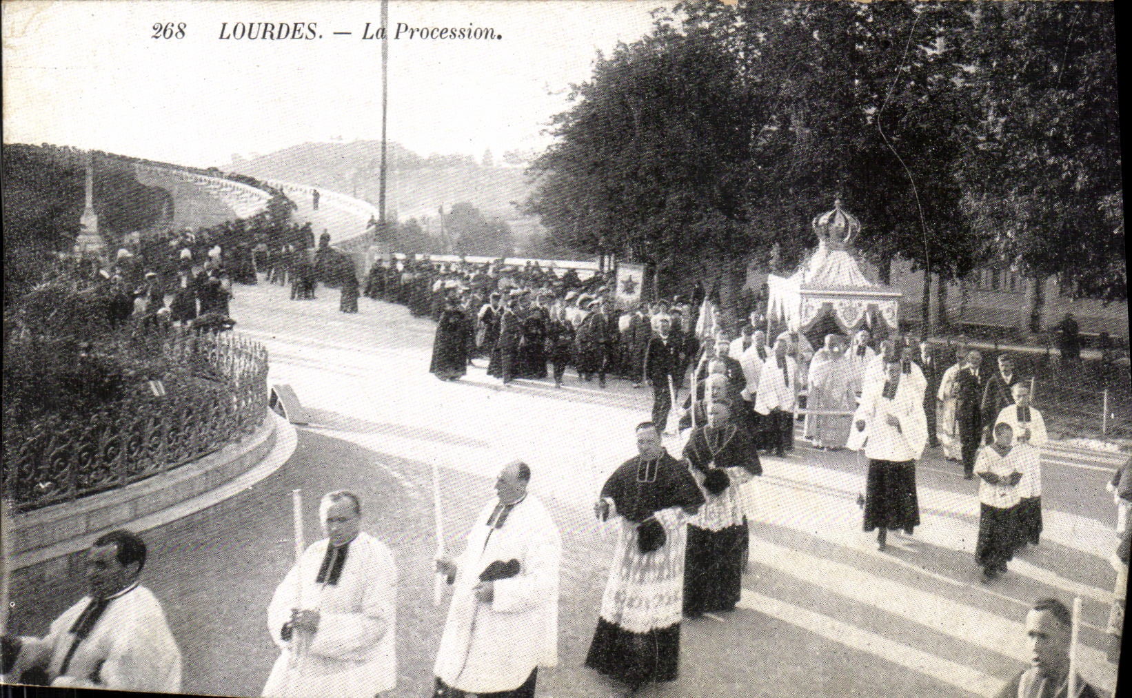 CPA Lourdes La Procession