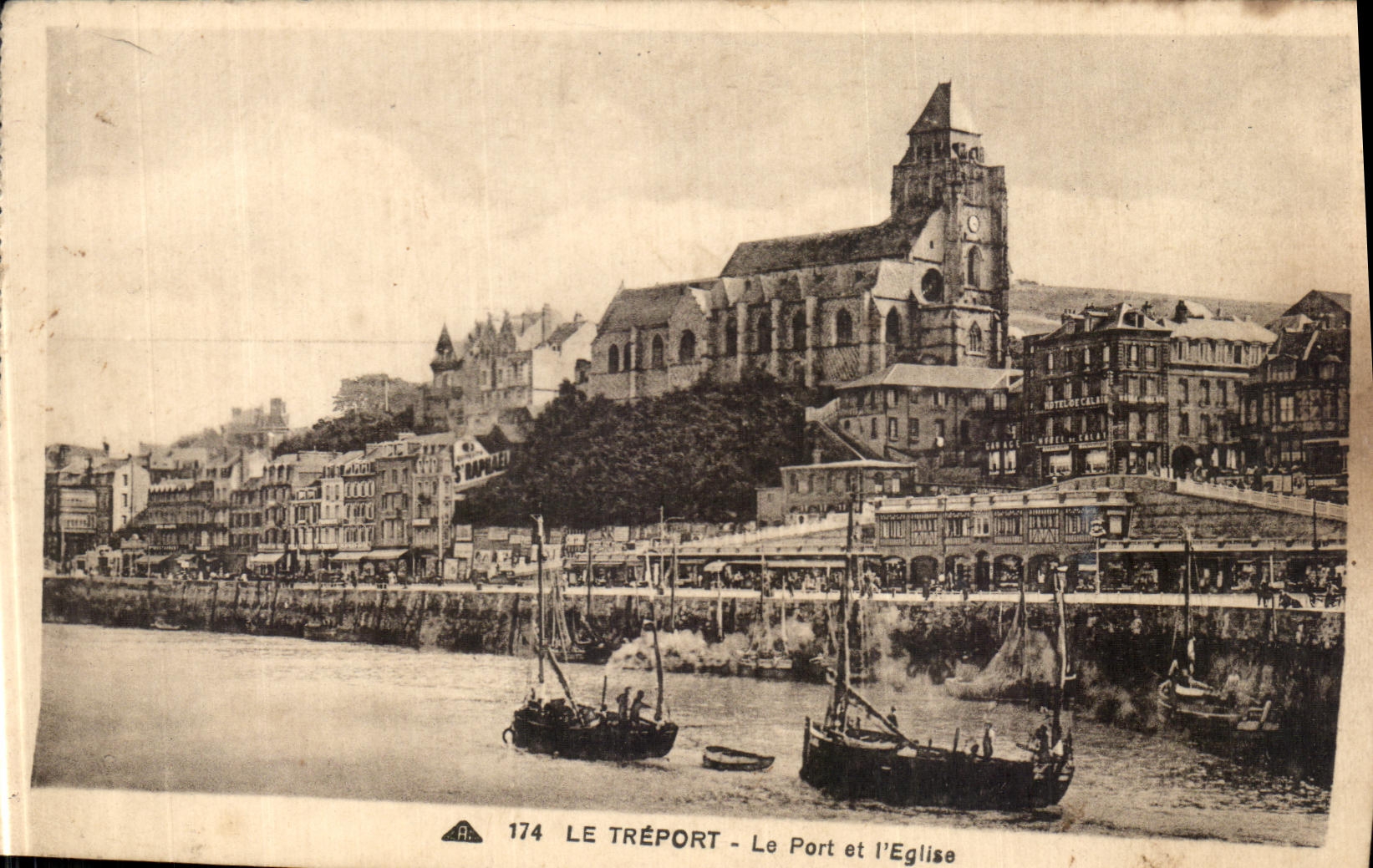 CPA Le Treport Le Port et l Eglise Bateaux
