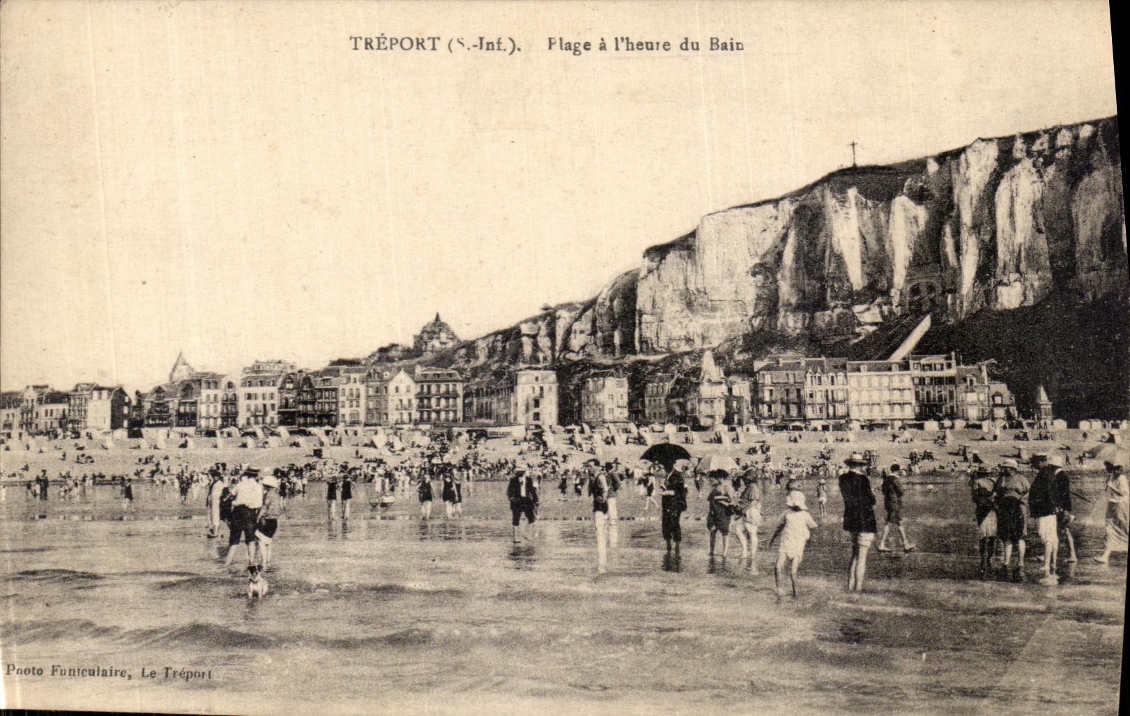 CPA Le Treport Plage a L Heure du Bain