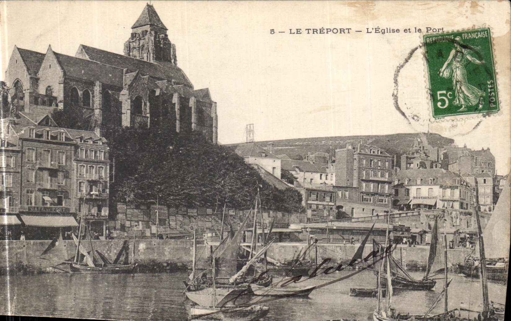CPA Le Treport L Eglise et le Port Bateaux