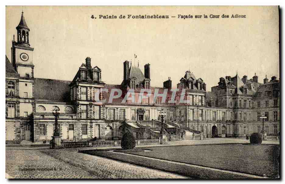 Palais de Fontainebleau — Façade sur la Cour des Adieux — Éditeur : Éd. Arthaud, n° 4