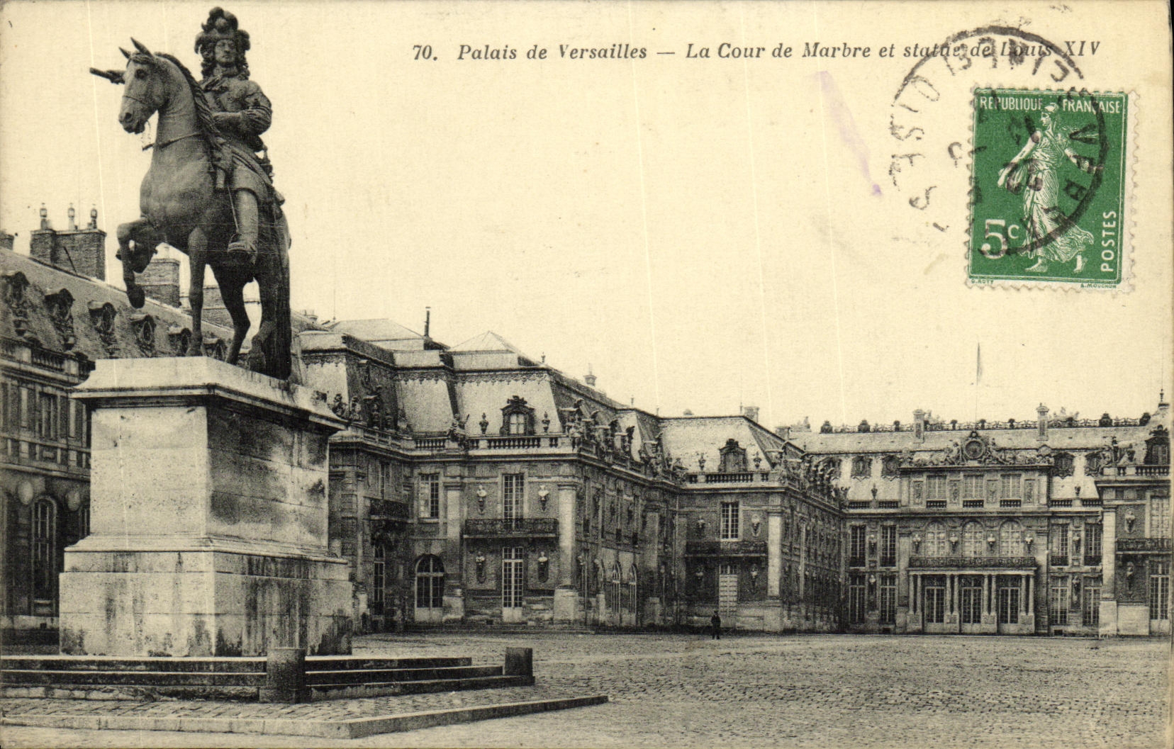CPA Versailles Palais de La Cour de Marbre et Statue de Louis XIV